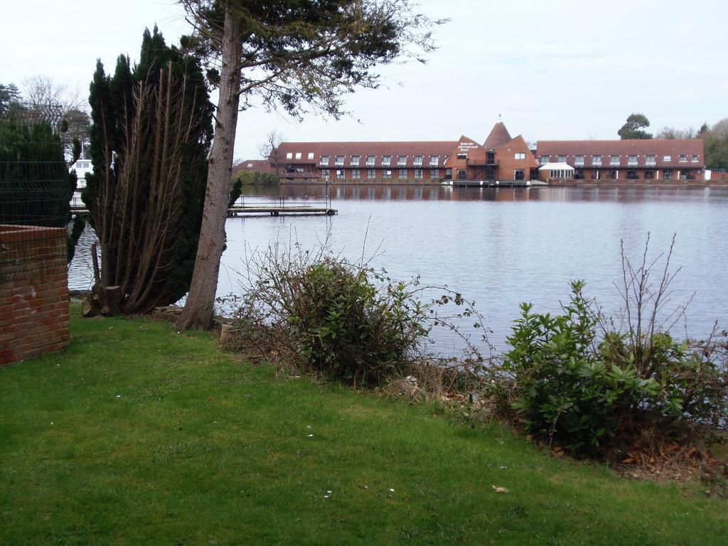 Lakeside Continental Hotel キャンバリー エクステリア 写真